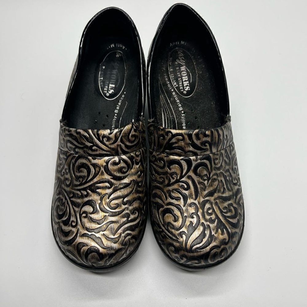 Easy Works by Easy Street | Black/Gold/Silver 6 Wide Clogs